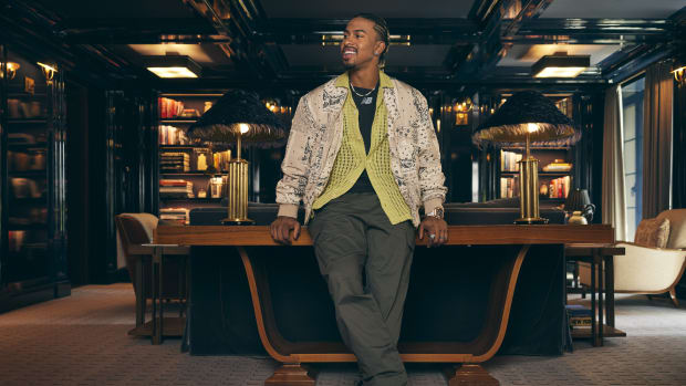 Francisco Lindor poses in his grey New Balance shoes.
